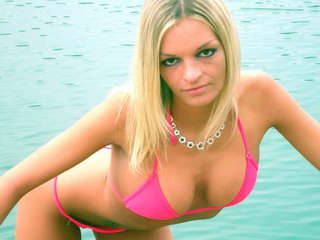 Blonde Schülerin im sexy rosa Bikini